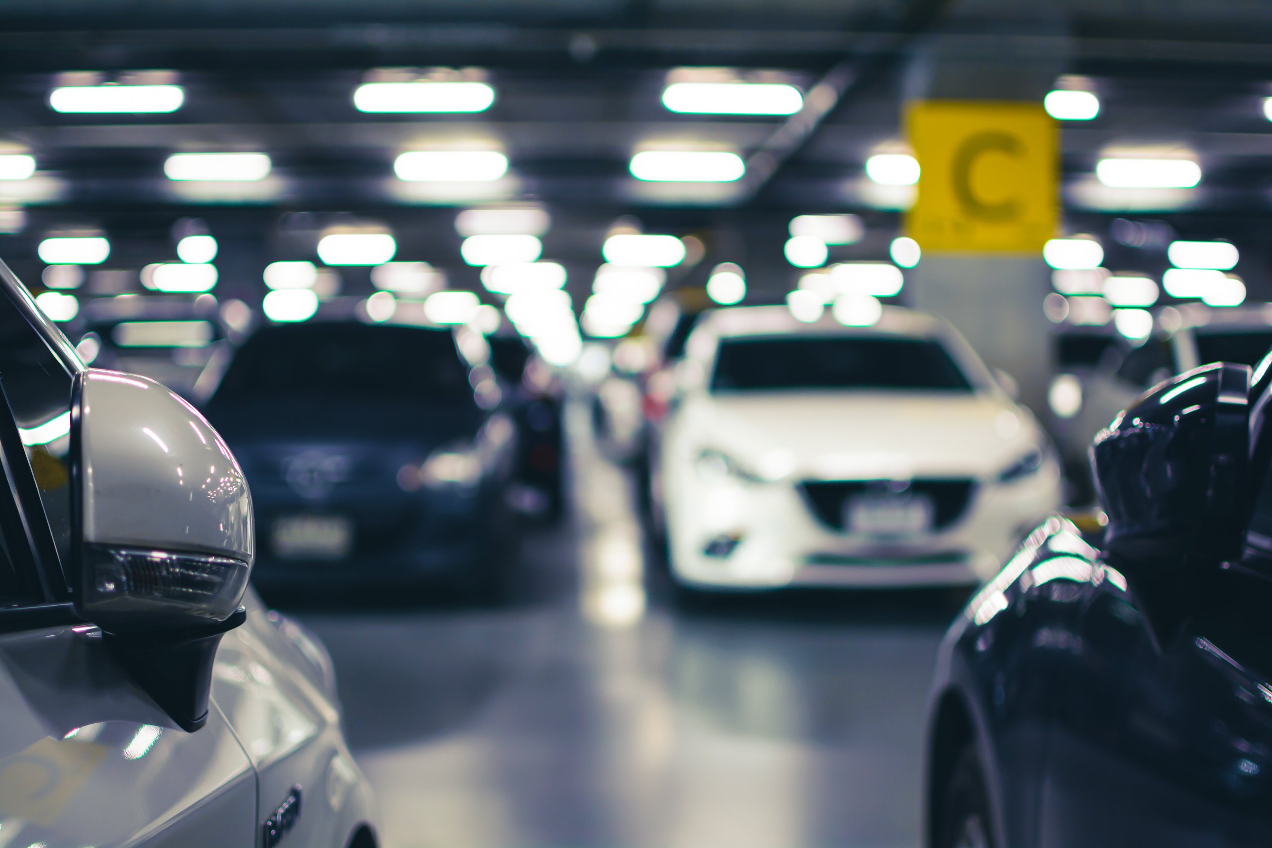 Nowoczesny i dobrze oświetlony parking z zaparkowanymi samochodami 